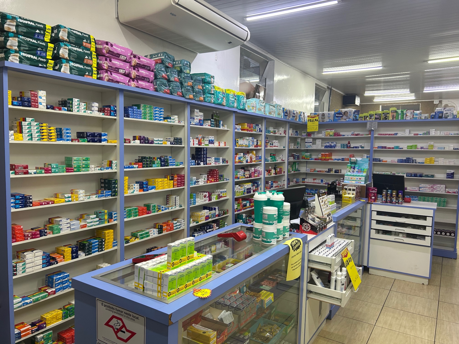 Interior da farmácia - balcão de medicamentos